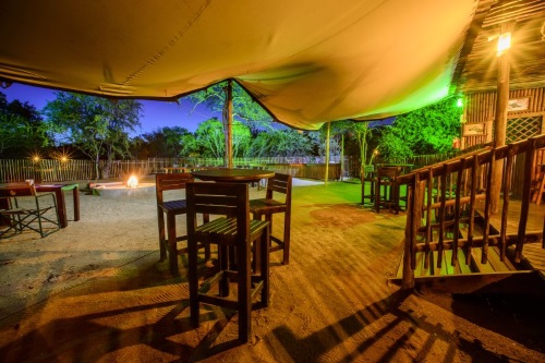 Shalati Safari Camp binnen eten